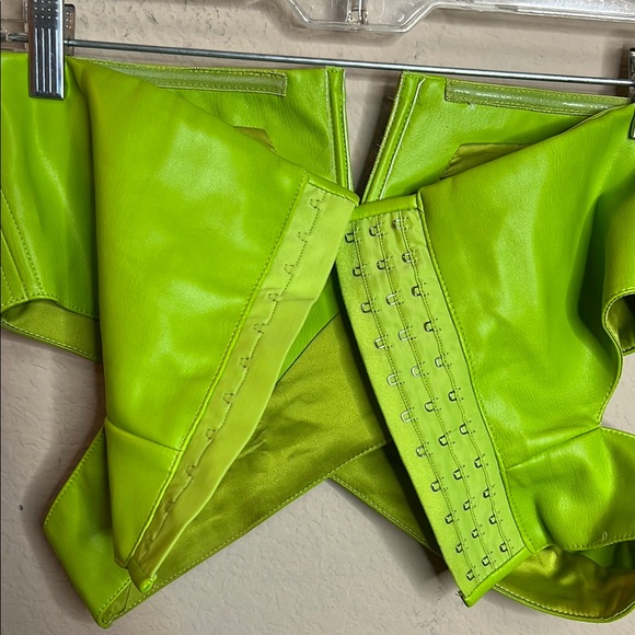 Meshki 2-Pc Sz Small Green Crop Top worn Em­ma Her­nan as in Sell­ing Sun­set - Picture 6 of 16